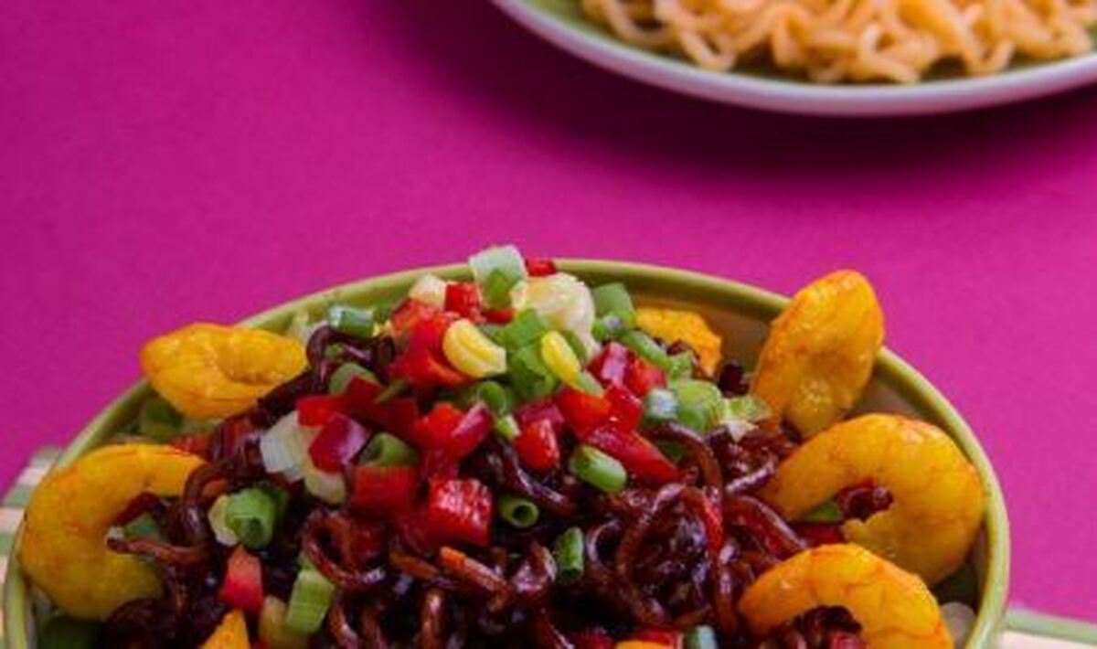 آموزش تهیه خوراک نودل و میگو یک غذای مخصوص و فوری