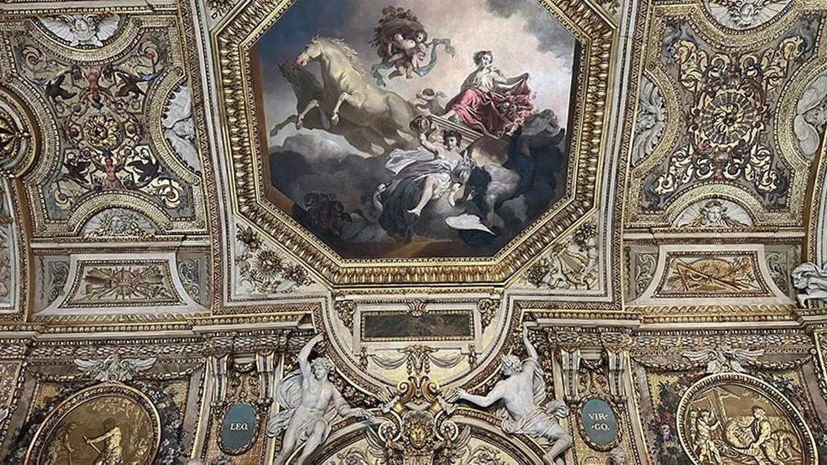 جواهرات دزدیده شده از موزه لوور بیمه نبودند.