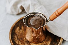 یک زن بریتانیایی به دلیل ریختن قهوه در چاه فاضلاب جریمه شد