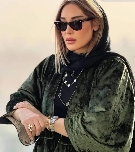 سارا منجزی‌پور اکسسوری‌های پر زرق و برقش رو به نمایش گذاشت