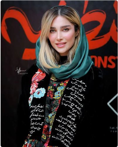 آناشید حسینی با مانتو سنتی و پر شعر و غزل جلب توجه کرد!