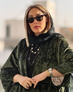 سارا منجزی‌پور اکسسوری‌های پر زرق و برقش رو به نمایش گذاشت