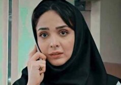 المیرا دهقانی در یک کافه رستوران دنج و سنتی با پنجره‌های رنگی! +عکس