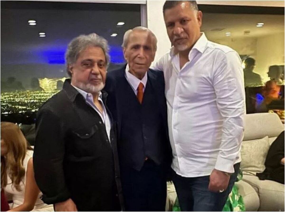 عکس یادگاری علی دایی کنار خواننده معروف و محبوب ایرانی‌ها با یک ژست فوق صمیمانه