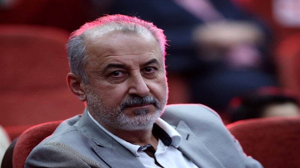 درویش سنگ مالک را به سینه می‌زند