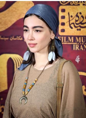 سونیا حسینی با اکسسوری‌های عجیب و استایل «بوهو» جلب‌توجه کرد