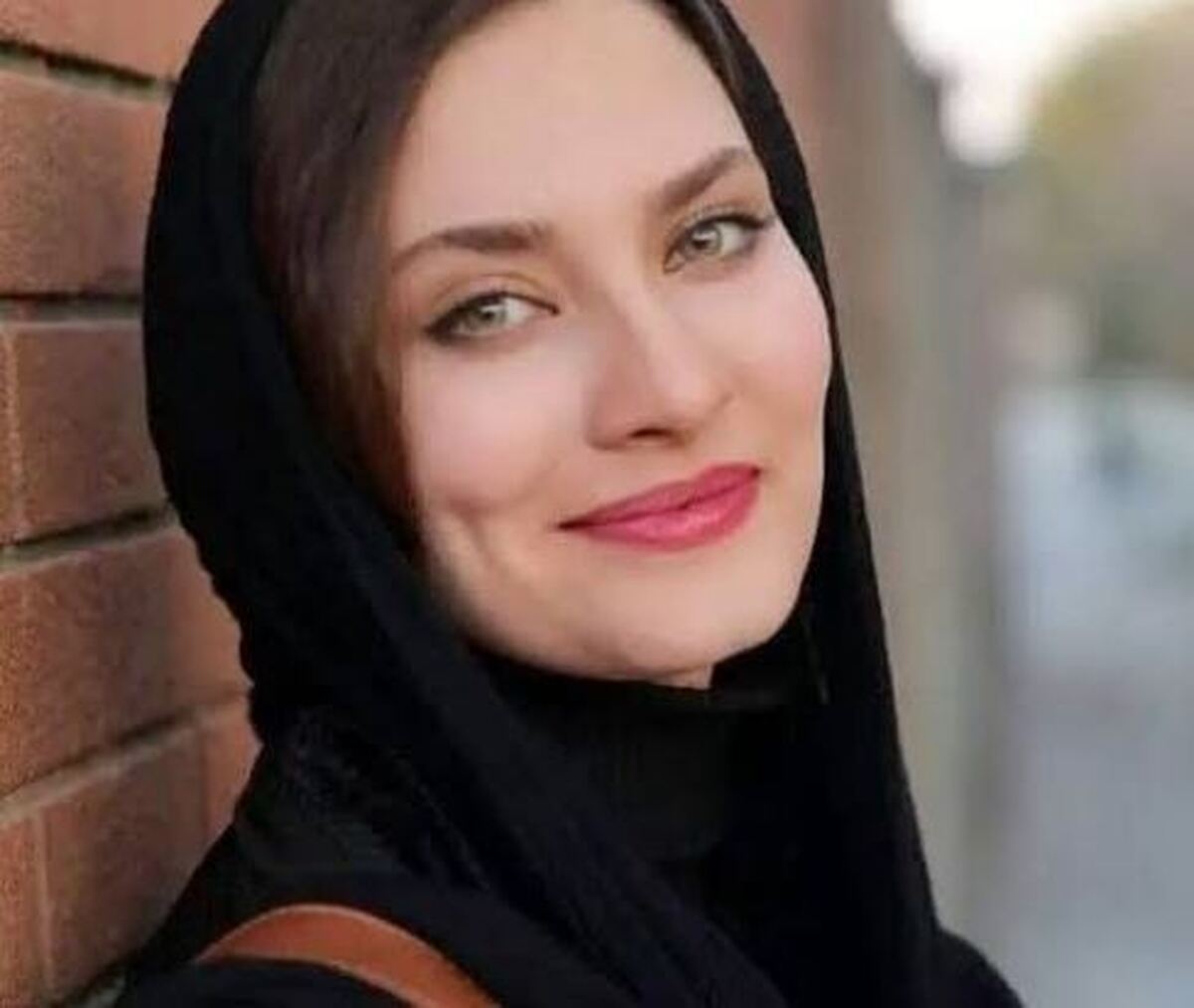 استایل جسورانه ساناز سعیدی با پیراهن سنتی /خانم بازیگر اسلحه به دست شد