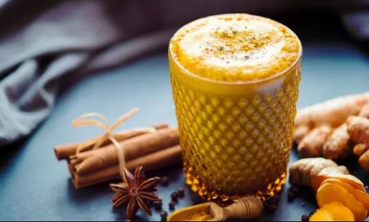 ۷ دلیل برای نوشیدن یک فنجان شیر زردچوبه قبل از خواب