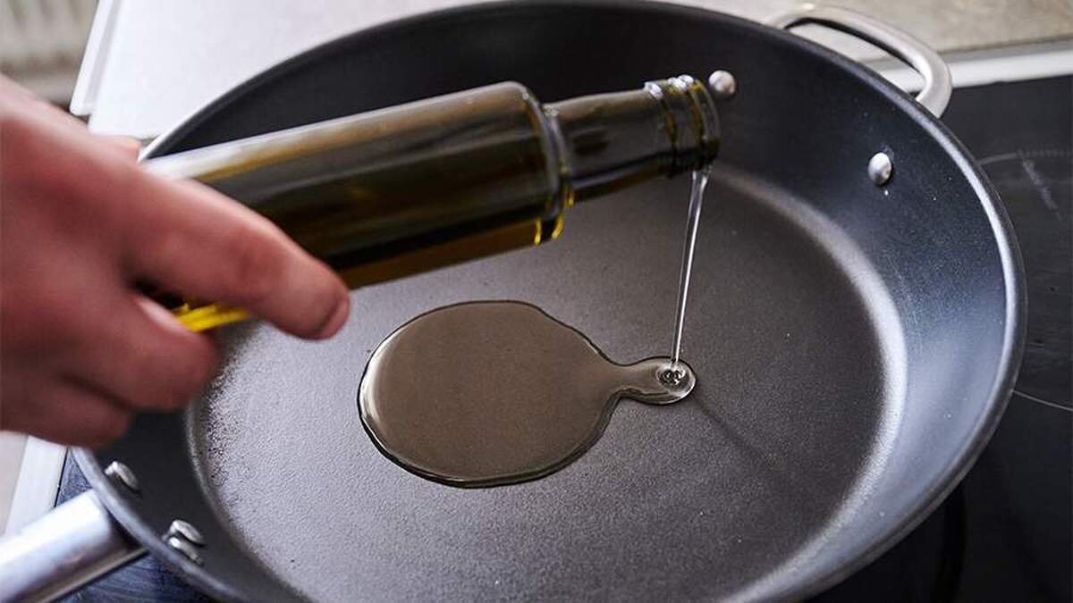 یک پزشک اولین اقدامات لازم در صورت ورود روغن داغ به چشم را توضیح داد.