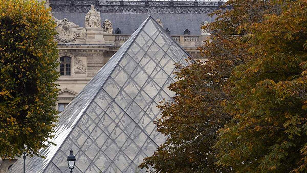 موزه لوور سه روز پس از سرقت، دوباره به روی بازدیدکنندگان بازگشایی شد.