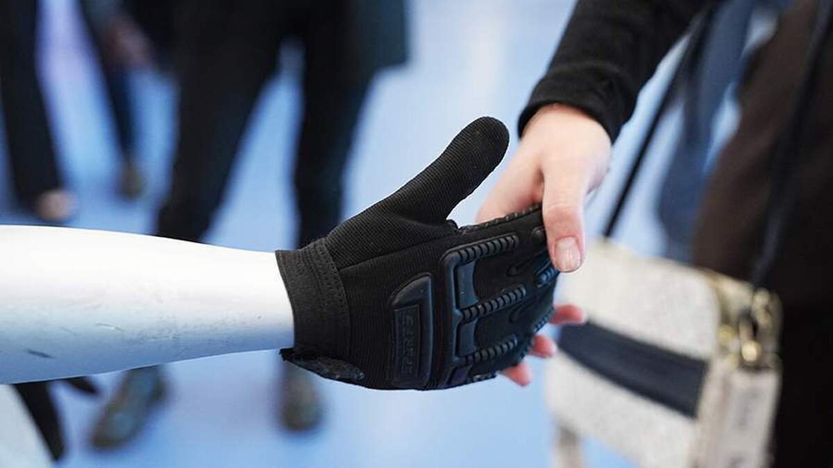 ماسک اعلام کرد که در آینده انسان‌ها جای خود را به هوش مصنوعی و ربات‌ها خواهند داد.