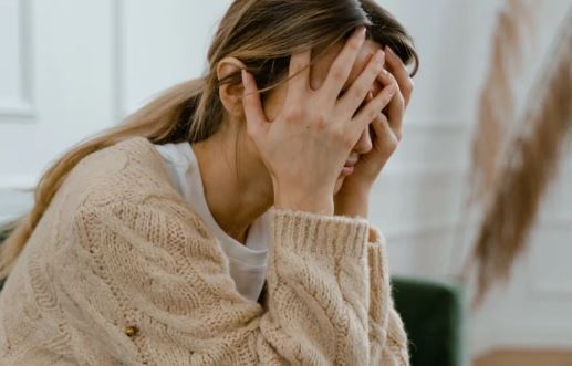 زنان در دوران پیش از قاعدگی (PMS) دچار چه تغییر و تحولاتی میشوند؟ زنان در دوران پیش از قاعدگی (PMS) دچار چه تغییر و تحولاتی میشوند؟