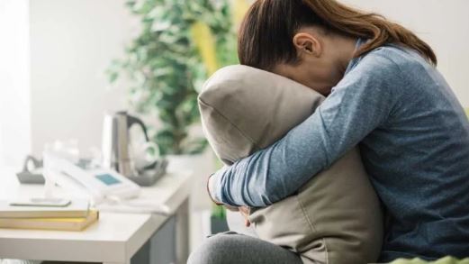 زنان در دوران پیش از قاعدگی (PMS) دچار چه تغییر و تحولاتی میشوند؟ زنان در دوران پیش از قاعدگی (PMS) دچار چه تغییر و تحولاتی میشوند؟