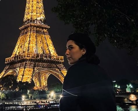 «دینه، خواهر یوزارسیف» در ۳۳ سالگی در کنار برج ایفل «دینه، خواهر یوزارسیف» در ۳۳ سالگی در کنار برج ایفل