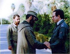 فرمانده نیروی هوایی دستان رهبر انقلاب را به گرمی فشرد