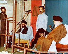 قابی روحانی از رهبران انقلاب و «شهید رجایی» در فضایی ساده و بدون تجمل