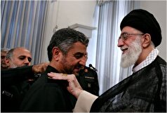 سال ۸۶ اعطای نشان به سردار عزیز جعفری با دستان مبارک رهبر انقلاب