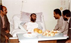 لبخند متین رهبر انقلاب به شهید رجایی بعد از ترور اوایل انقلاب