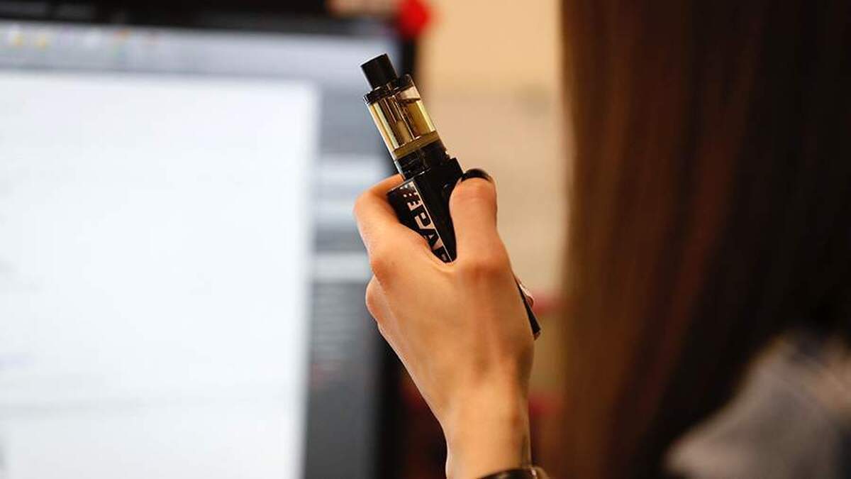 یک متخصص در مورد خطرات خاص سیگار الکترونیکی برای زنان هشدار داد.