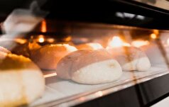 چگونه از خشک شدن نان در فر جلوگیری کنیم؟
