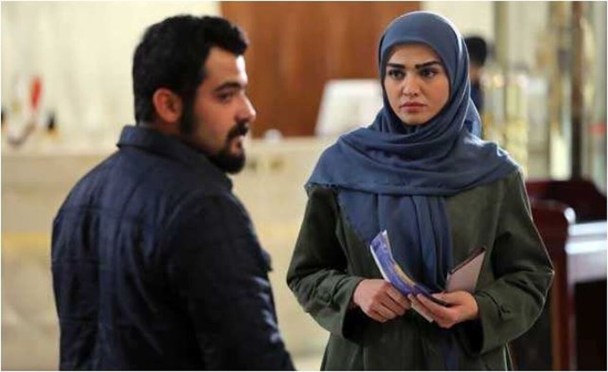 قاب عاشقانه زوج بازیگر جوان در سفرشان به کیش با نمای عمارت زیبا