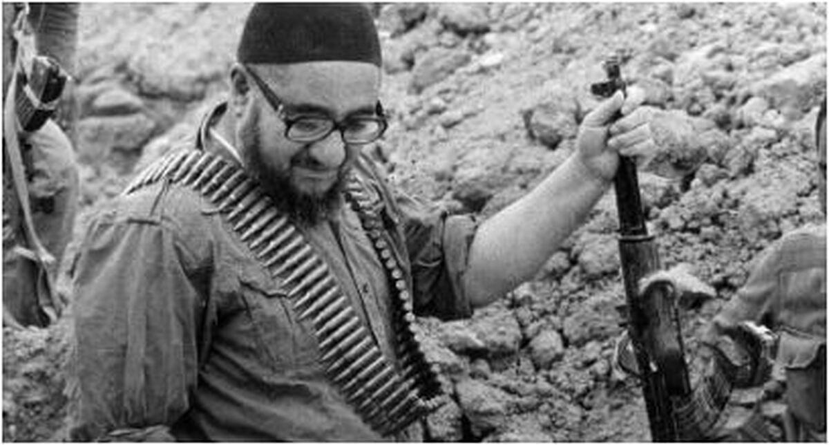 عکسی دیده نشده ازحضور صادق خلخالی در خط مقدم جنگ