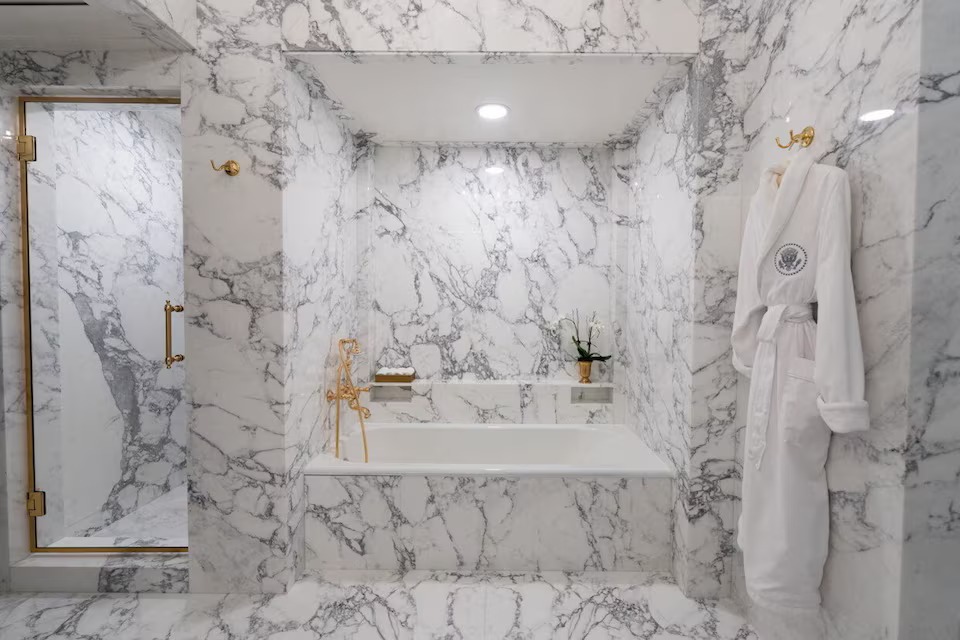 عکس| «طلا و مرمر خاص»: ترامپ عکس‌هایی از حمام لینکلن پس از بازسازی منتشر کرد