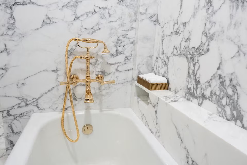 عکس| «طلا و مرمر خاص»: ترامپ عکس‌هایی از حمام لینکلن پس از بازسازی منتشر کرد