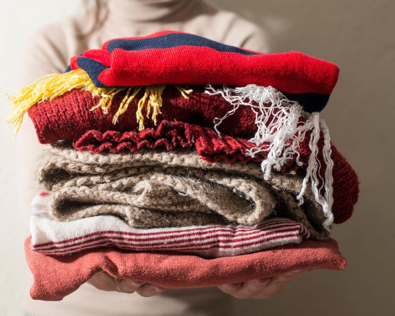 بهترین و امنترین روشهای خانگی برای رفع برق لباسهای پشمی و زمستانی بهترین و امنترین روشهای خانگی برای رفع برق لباسهای پشمی و زمستانی