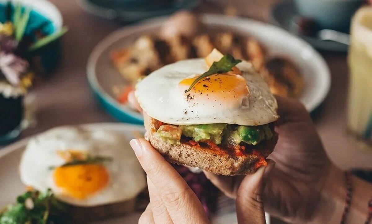 چه زمانی صبحانه بخوریم که باعث افزایش طول عمر شود؟