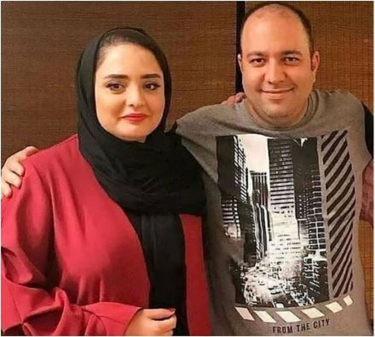 نرگس محمدی در حال برداشتن برقع از صورتش/بنمای رخ که باغ و گلستانم آرزوست