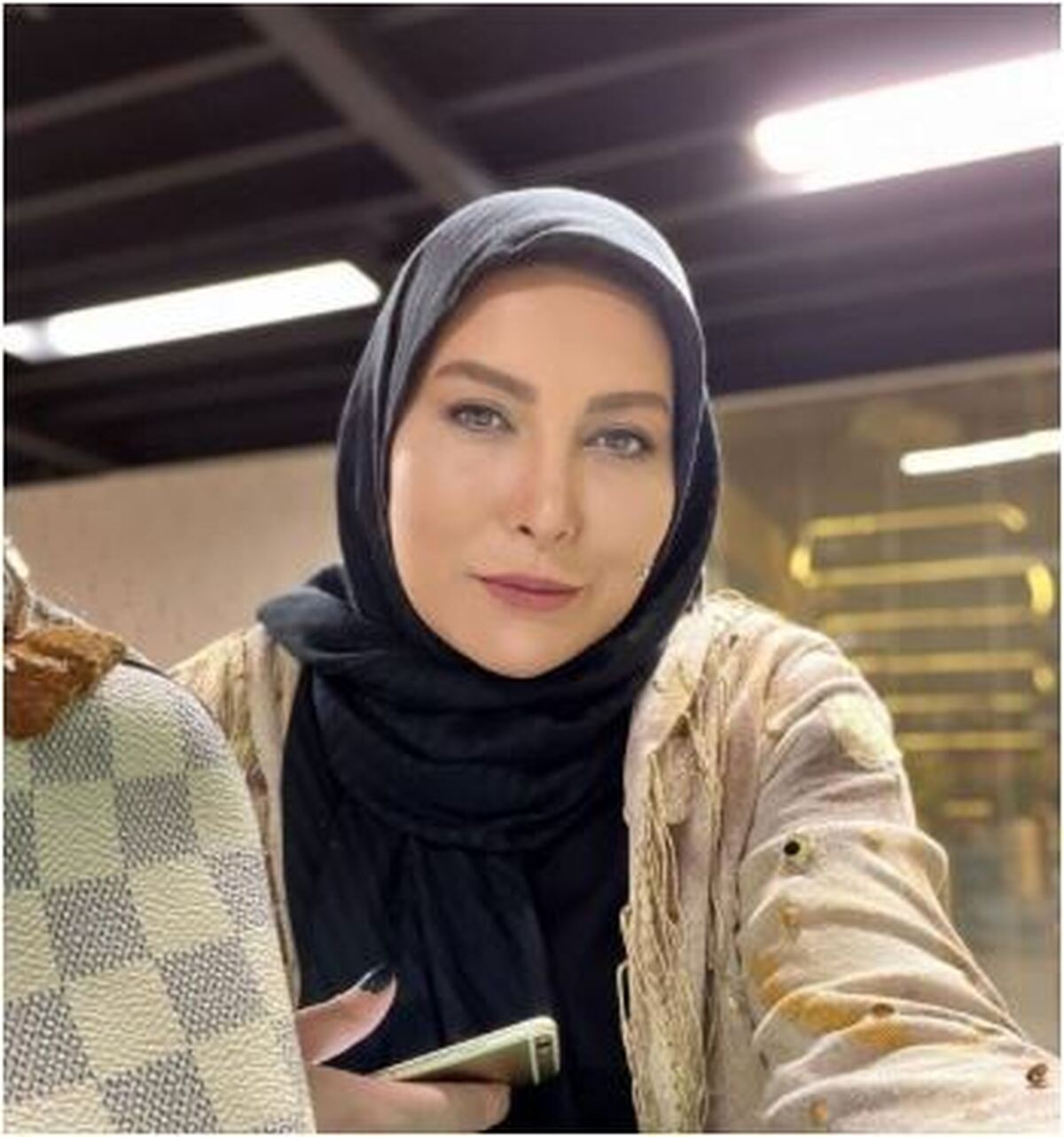 چهره خسته و آشفته فریبا نادری از شب کاری هایش /هنو این نصف صورتشه این قد خستس