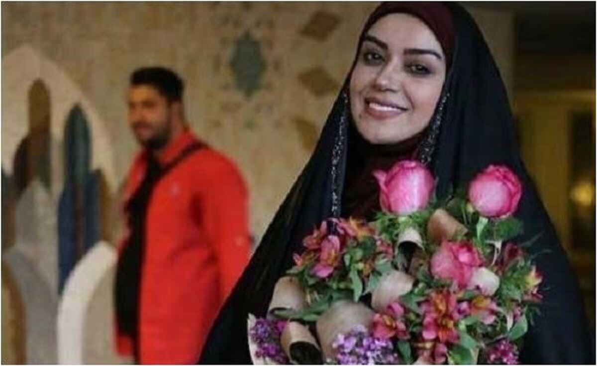 لباس عروس الهام چرخنده و چند رشته از موهاش که دیده می‌شه/البته مصنوعیه