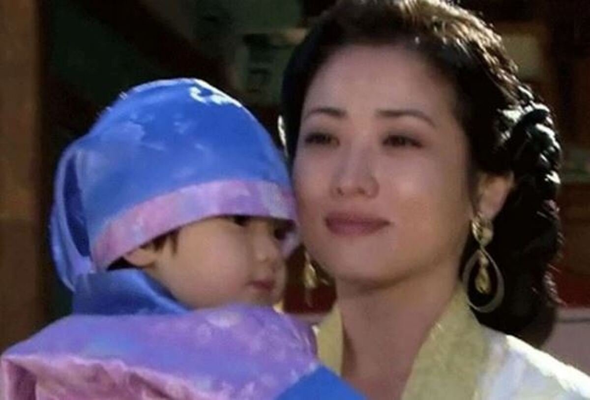 نمایی از کدبانوگری‌های «بانو یئون» /خانم بازیگر در حال ترشی درست کردن!