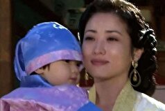 نمایی از کدبانوگری‌های «بانو یئون» /خانم بازیگر در حال ترشی درست کردن!