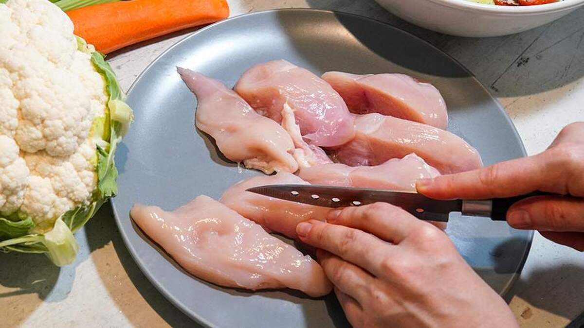 یک متخصص نشانه‌های گوشت و مرغ فرآوری‌شده با مواد شیمیایی را شناسایی کرد.