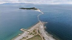 جاده باستانی از زیر آب سر بیرون آورد