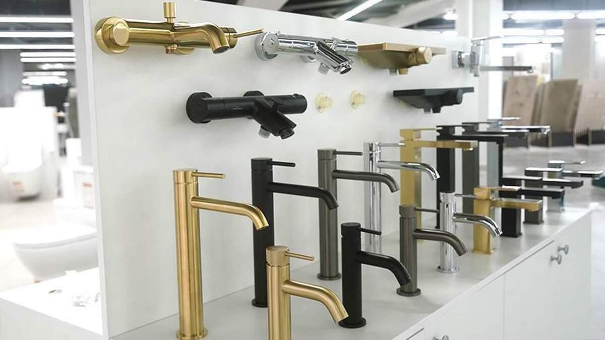 دمیتریف به ضرر‌هایی که اتحادیه اروپا پس از ممنوعیت واردات لوازم لوله‌کشی به روسیه متحمل شد، اشاره کرد.