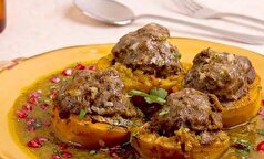 یک خانم کدبانو برای شام همسرش این دلمه به ملس و لذیذ را آماده می‌کند