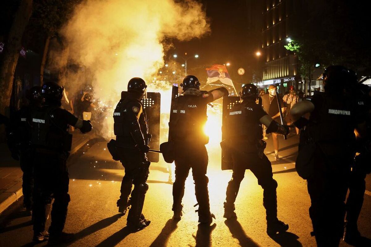 هواداران و مخالفان ووچیچ در پایتخت صربستان مقابل پارلمان تجمع کردند