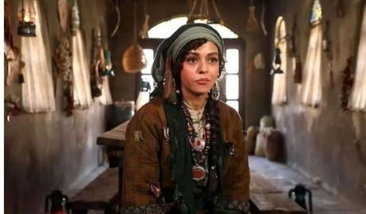 پوشش و چهره عروسکی سوگل خلیق در یک عکس سیاه و سفید!