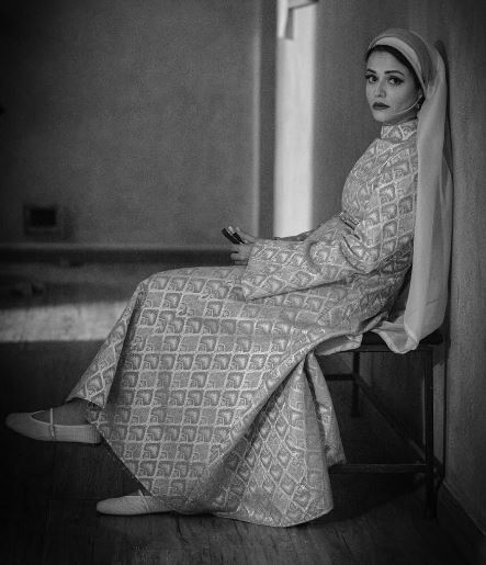 پوشش و چهره عروسکی سوگل خلیق در یک عکس سیاه و سفید!