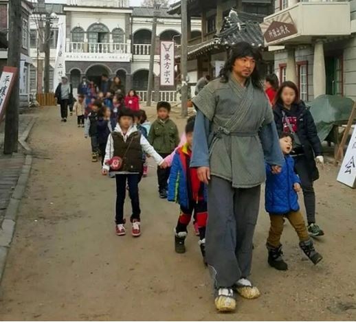 عکس دیده نشده از جومونگ با لباس بردههای دوران چوسان در کنار بچه مدرسهایها عکس دیده نشده از جومونگ با لباس بردههای دوران چوسان در کنار بچه مدرسهایها