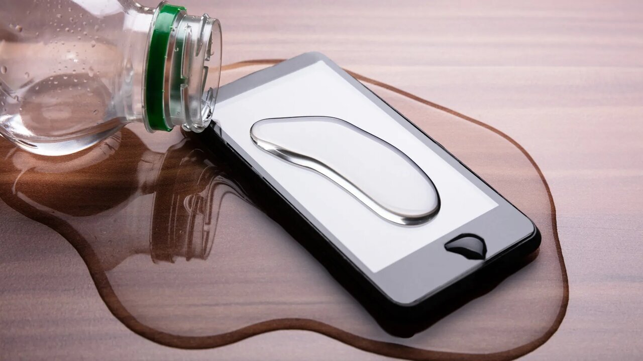 اقداماتی که باید بلافاصله بعد از در آب افتادن گوشی انجام دهید!