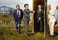 عکس سیاه و سفید از چهره‌های جدی بیژن بنفشه‌خواه و هادی حجازی فر در پشت صحنه یک فیلم!