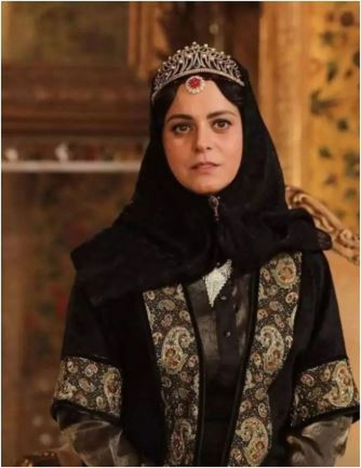 استایل دسپاچه غزل شاکری، کت کوتاه، لباس بلند، ناهم خوانی رنگ/وقتی با همسرت عجولت بری جشنواره