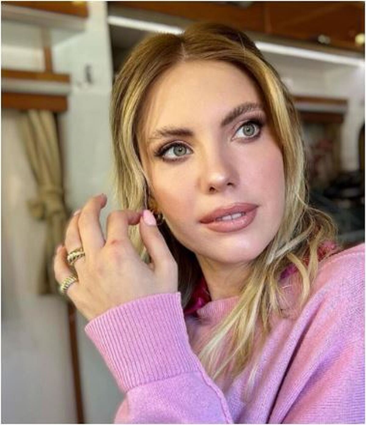 کت بسیار شکیل ادا اجه با گوشواره الهام گرفته از سوسک‌های مصری فیلم مومیایی ۱