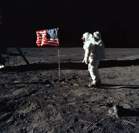 ادعای جعلی بودن فرود انسان بر ماه از سوی کیم کارداشیان و ۳ دلیل انکارنشدنی برای رد آن ادعای جعلی بودن فرود انسان بر ماه از سوی کیم کارداشیان و ۳ دلیل انکارنشدنی برای رد آن