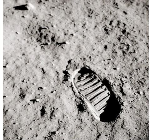 ادعای جعلی بودن فرود انسان بر ماه از سوی کیم کارداشیان و ۳ دلیل انکارنشدنی برای رد آن ادعای جعلی بودن فرود انسان بر ماه از سوی کیم کارداشیان و ۳ دلیل انکارنشدنی برای رد آن