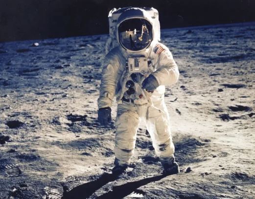 ادعای جعلی بودن فرود انسان بر ماه از سوی کیم کارداشیان و ۳ دلیل انکارنشدنی برای رد آن ادعای جعلی بودن فرود انسان بر ماه از سوی کیم کارداشیان و ۳ دلیل انکارنشدنی برای رد آن